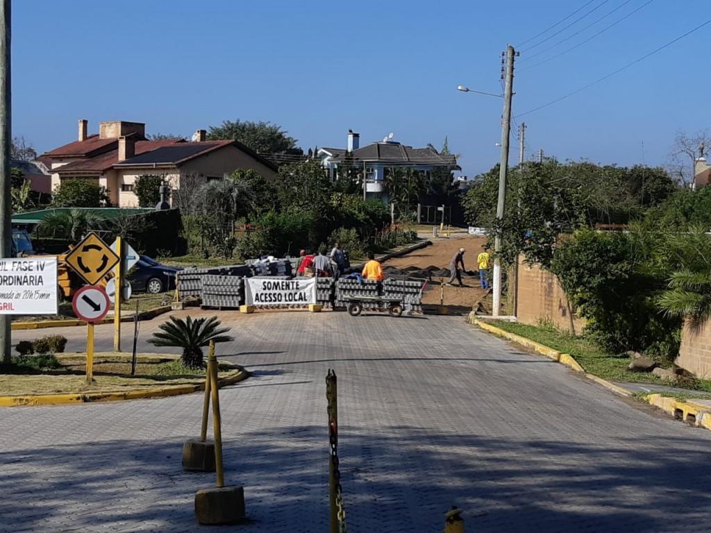 Obras de Pavimentação. Agora no início da Rua Mogno