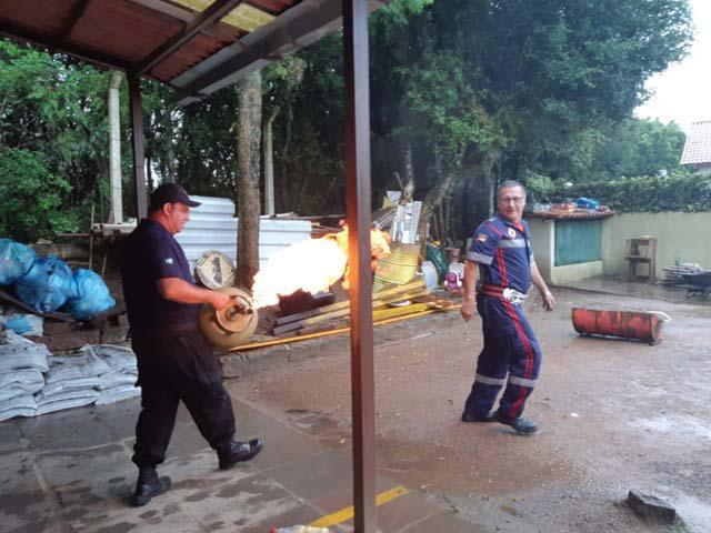 Treinamento anti-incêndio para funcionários do condomínio