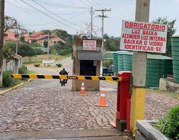 Acesso de veículos só será permitido com apresentação de...